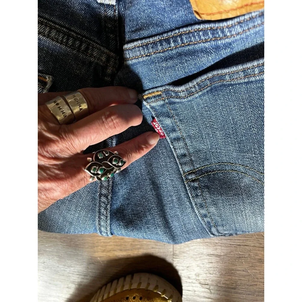 Men’s 505 Levi’s Denim BlueJeans Sz 32 x 30 Medium Wash Distressed